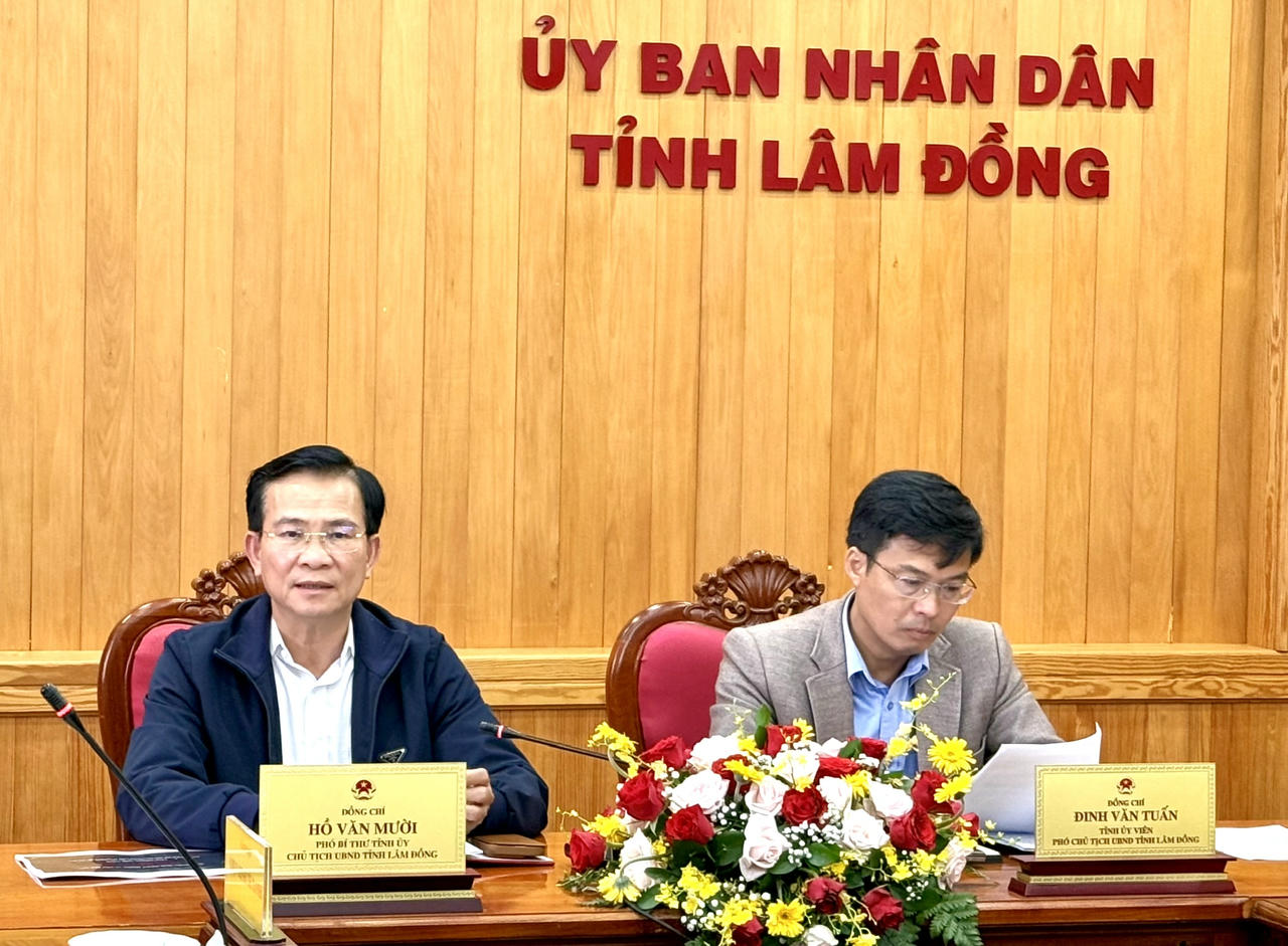 Chủ tịch Lâm Đồng Hồ Văn Mười phát biểu tại buổi làm việc.