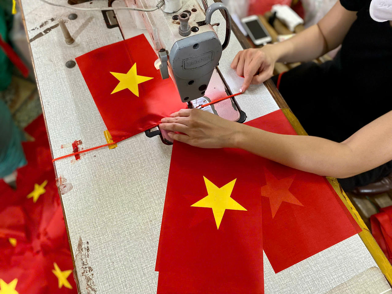 Người thợ tất bật hoàn thiện sản phẩm phục vụ nhu cầu cờ Tổ quốc tăng cao dịp 2/9