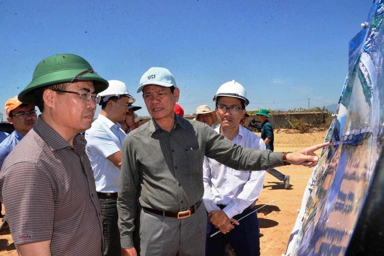 Chủ tịch UBND tỉnh Quảng Ngãi Nguyễn Hoàng Giang trong một lần kiểm tra dự án đập dâng hạ lưu sông Trà Khúc.