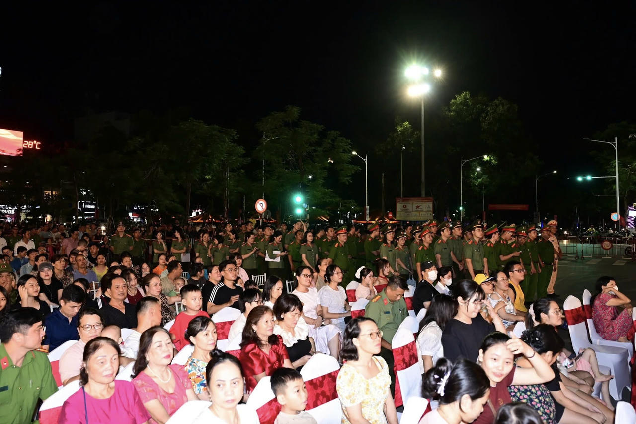 Đông đảo người dân đến xem chương trình văn nghệ.
