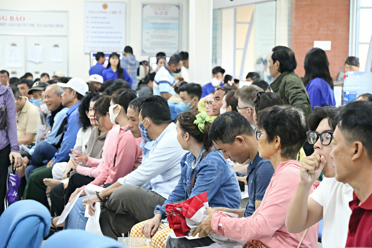Người dân đến làm thủ tục hành chính tại Trung tâm phục vụ hành chính công Đặc khu Phú Quốc.