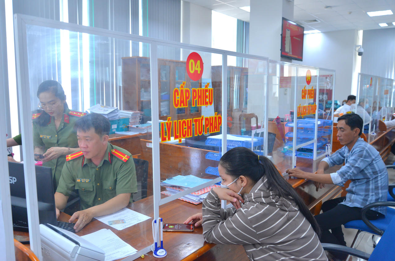 Công an Cà Mau đã tiếp nhận, giải quyết hơn 8.000 yêu cầu cấp Phiếu lý lịch tư pháp qua VNeID và Cổng Dịch vụ công quốc gia.