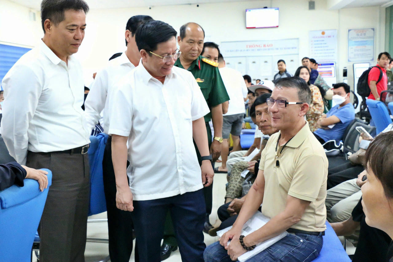 Chủ tịch UBND tỉnh An Giang thăm hỏi người dân đến làm thủ tục hành chính tại Trung tâm phục vụ hành chính công Đặc khu Phú Quốc. 