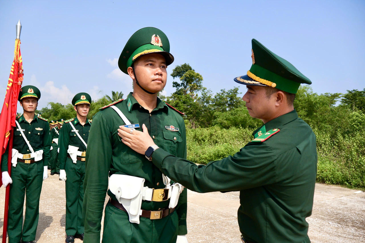 Đại đội trưởng Đại đội diễu binh khối sỹ quan Bộ đội Biên phòng -  Thiếu tá Đặng Quốc Dũng trực tiếp hướng dẫn kỹ thuật, đảm bảo từng động tác cho chiến sĩ. (Ảnh: PV).