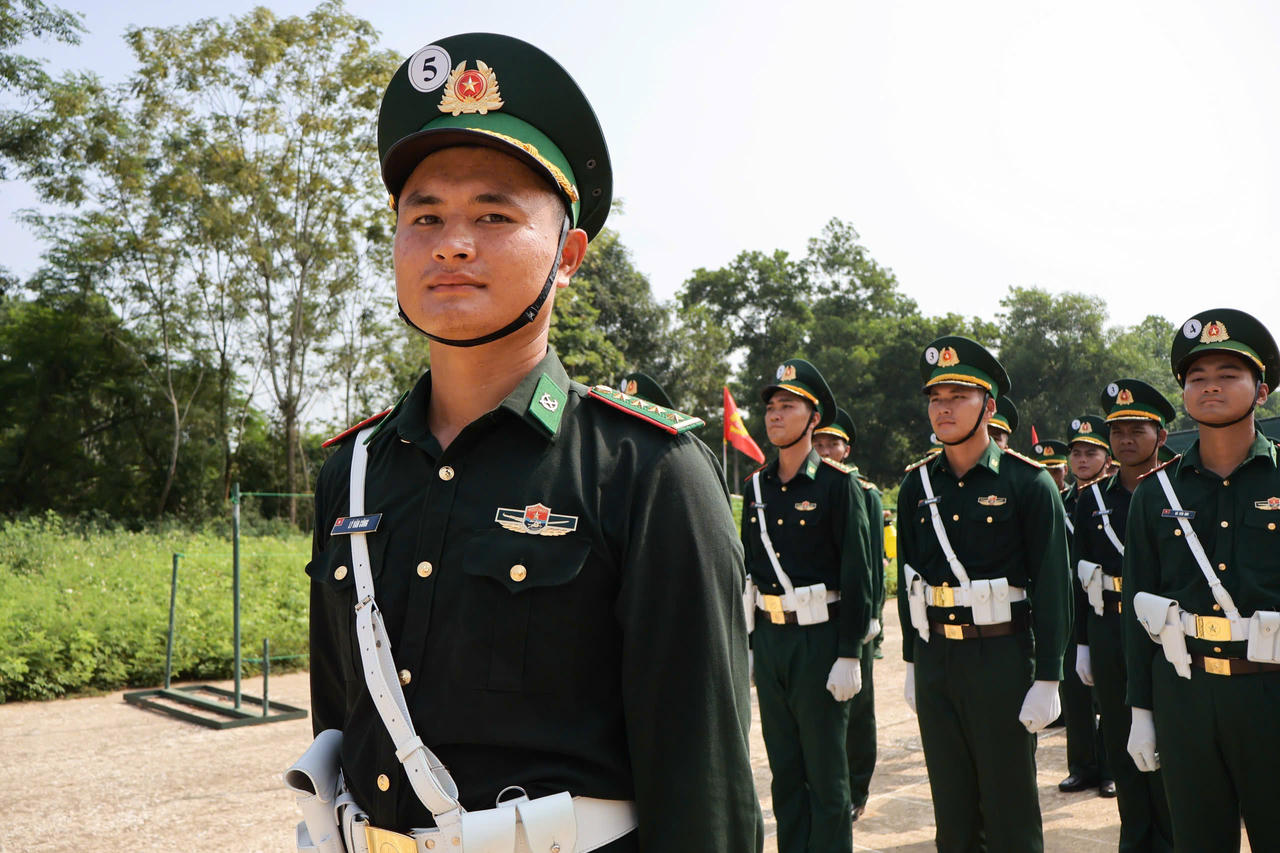 Lần đầu tiên tham gia diễu binh, Thiếu uý Lý Văn Công mang theo niềm tự hào của người lính quân hàm xanh nơi biên giới Tây Bắc. (Ảnh: PV).