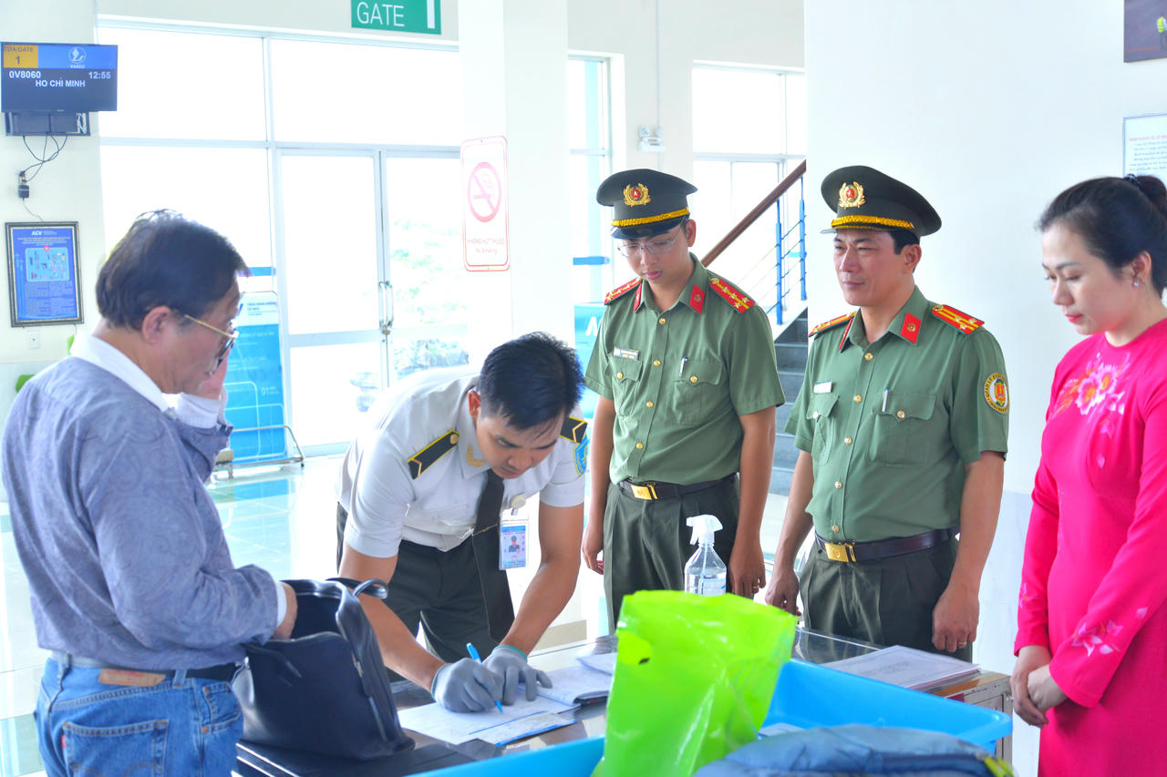 Với tinh thần “vừa quản lý, vận hành, vừa học hỏi, trao đổi kinh nghiệm”, Công an Cà Mau đã thực hiện hiệu quả việc cấp và cấp lại thẻ kiểm soát an ninh hàng không.