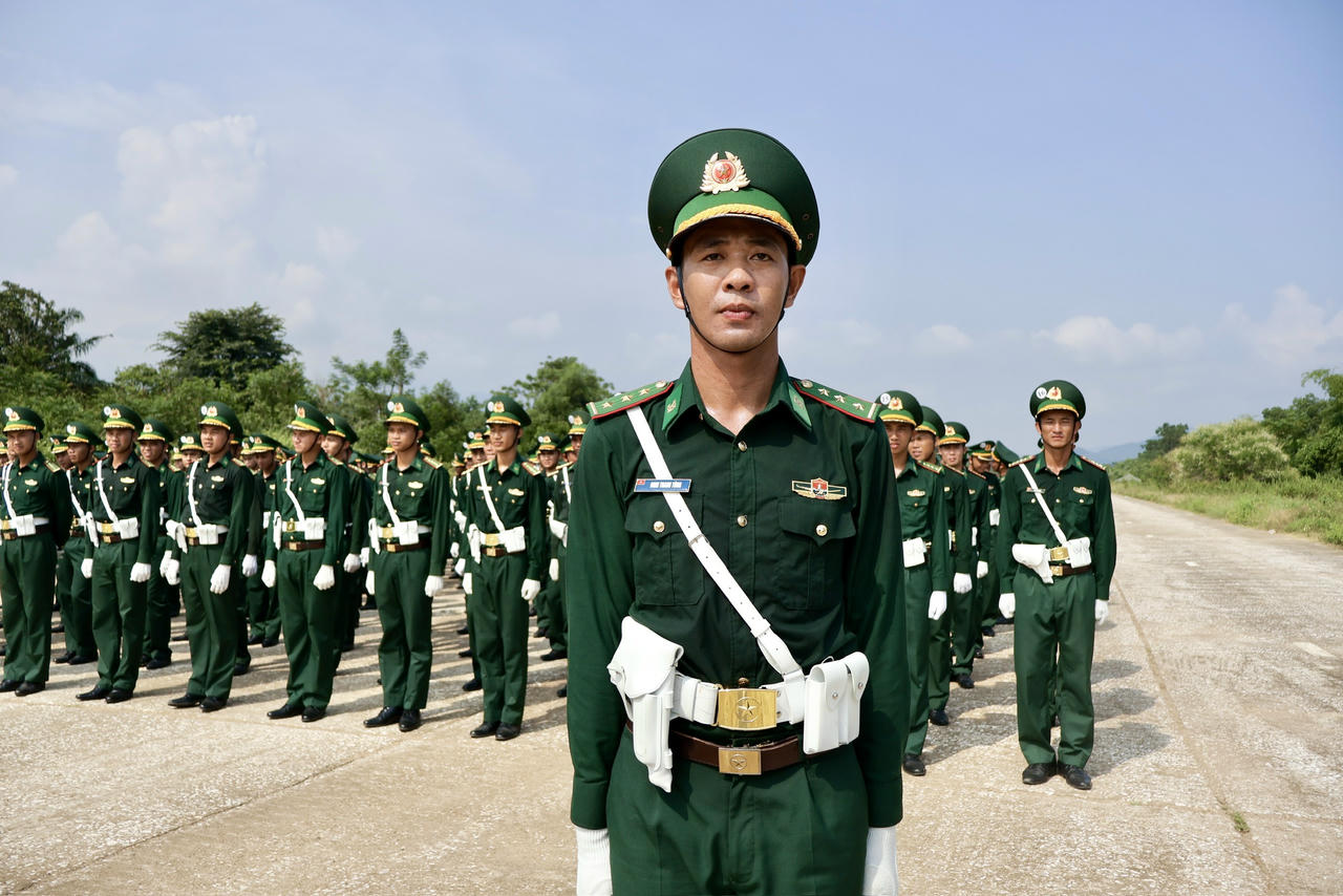 Lần này, Thượng úy Tùng giữ một nhiệm vụ rất đặc biệt: anh là một trong ba đồng chí thuộc Tổ quân kỳ phụ trách bảo vệ Quân kỳ trong đội hình diễu binh. “Nhiệm vụ của chúng tôi gần như độc lập so với đội hình phía sau. Tôi hiểu  đây là vị trí quan trọng, là hình ảnh đầu tiên mà người dân nhìn thấy sau khối trưởng. Vì vậy, từng bước đi, từng động tác tay, chân, mặt đều phải tuyệt đối chính xác và thể hiện được tinh thần trang nghiêm”, anh nói.
