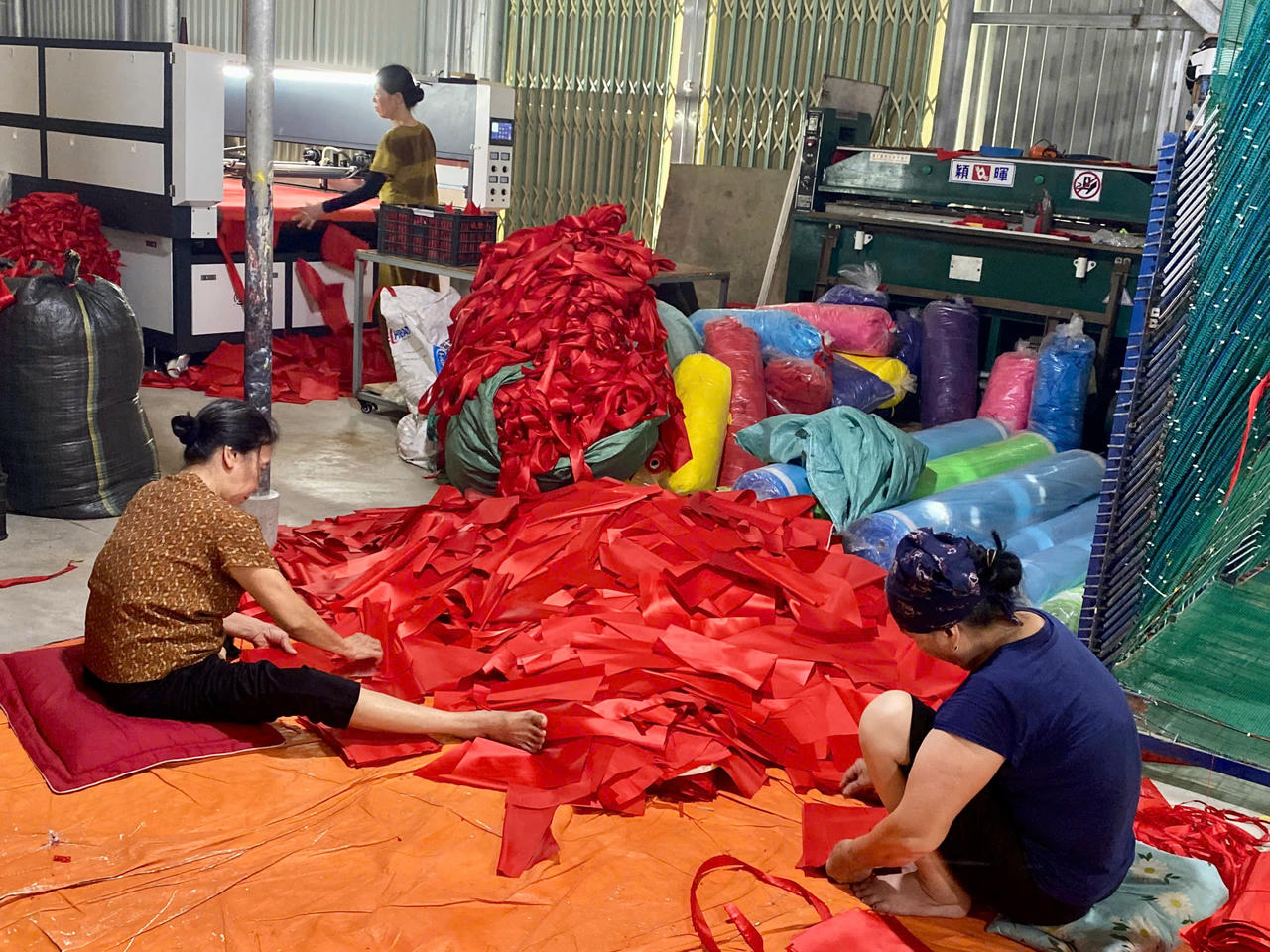 Không khí khẩn trương tại xưởng may cờ những ngày cận kề Đại lễ