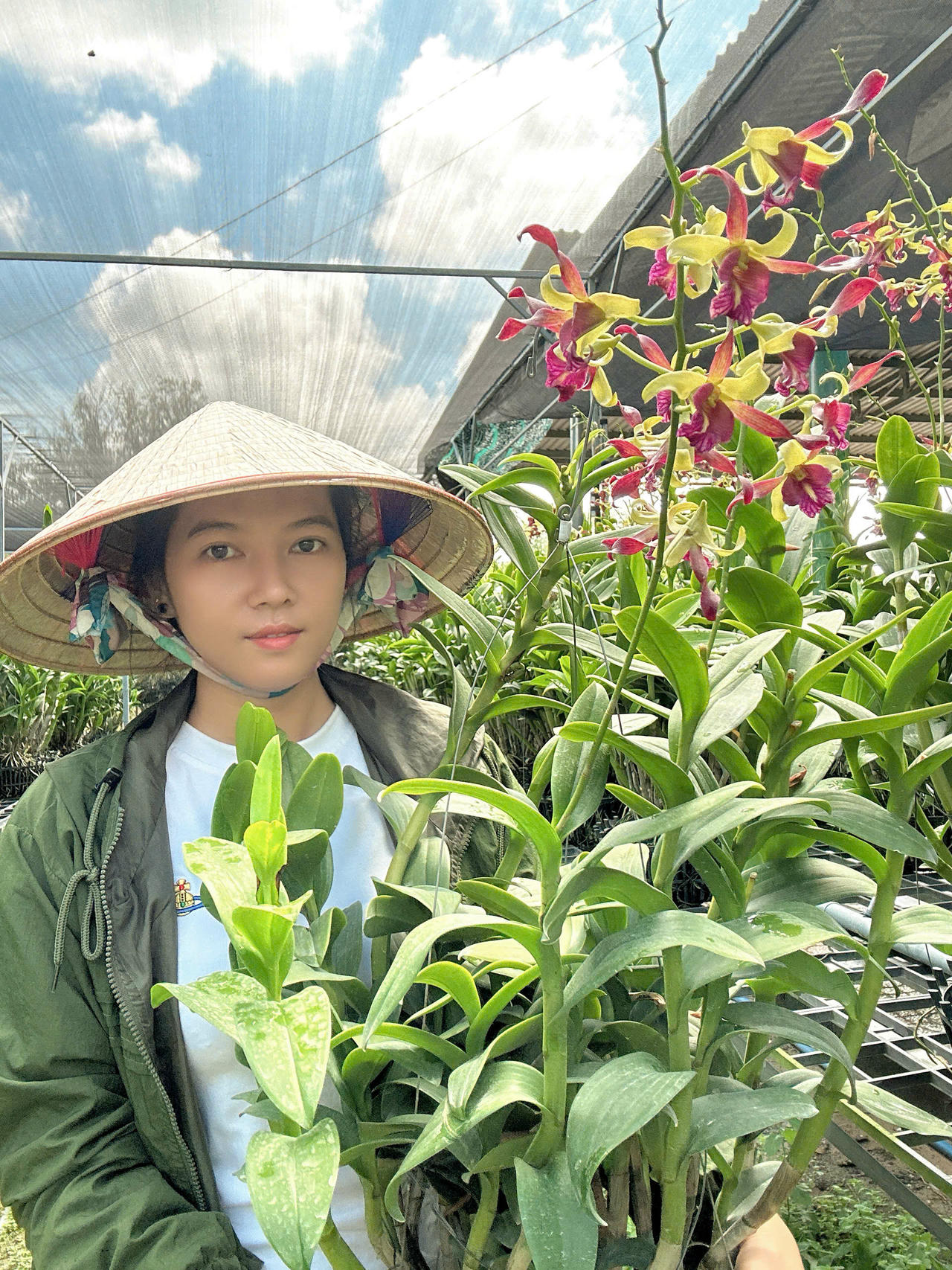 Năm 2023, Kim Hoa được UBND tỉnh Bình Dương (nay là TP Hồ Chí Minh) công nhận là Nghệ nhân trong ngành trồng và chế tác hoa lan.