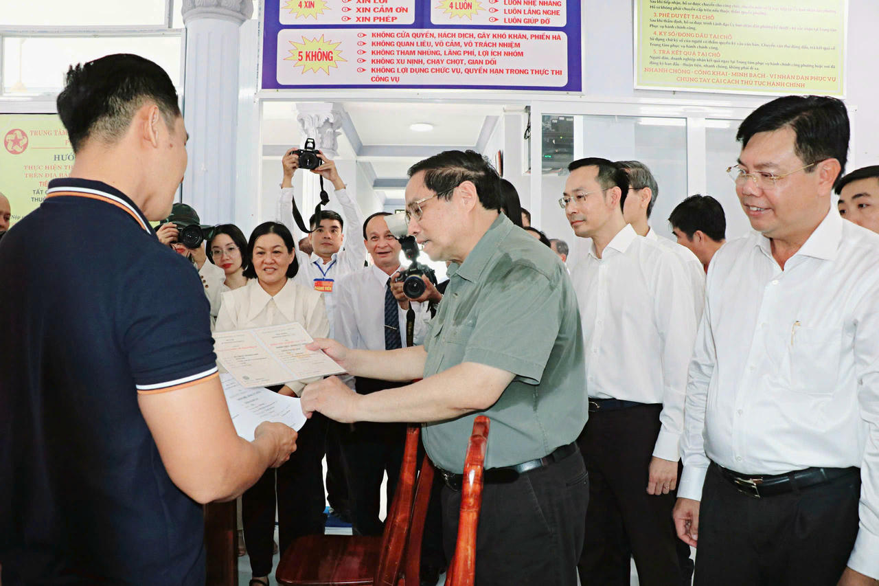 Thủ tướng Phạm Minh Chính thăm hỏi người dân đến làm thủ tục hành chính tại UBND phường Thới Sơn, An Giang. 