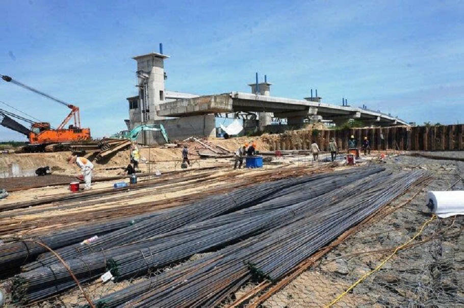 Các đơn vị thi công đang nỗ lực làm việc cả ngày lẫn đêm để đẩy nhanh tiến độ dự án. 