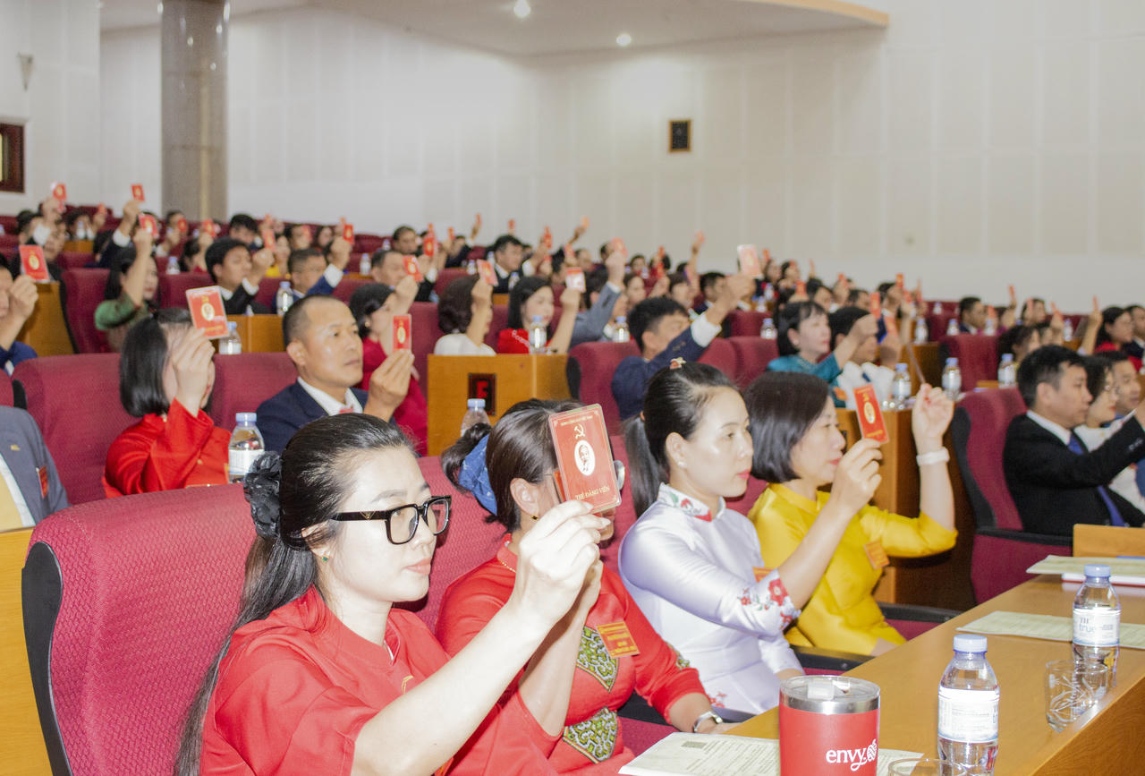 Đại biểu biểu quyết thông qua Nghị quyết Đại hội.