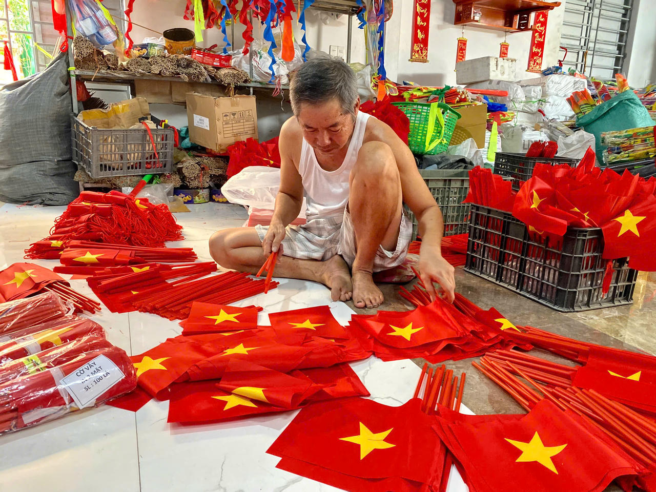 Hải Phòng: Không khí nhộn nhịp tại các xưởng may cờ Tổ quốc chuẩn bị cho ngày hội lớn của dân tộc