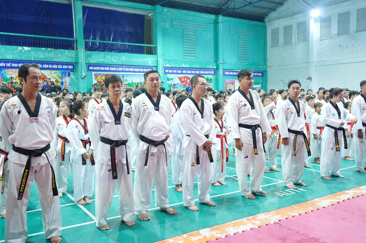 Các huấn luyện viên, hướng dẫn viên và võ sinh tham gia lớp tập huấn.