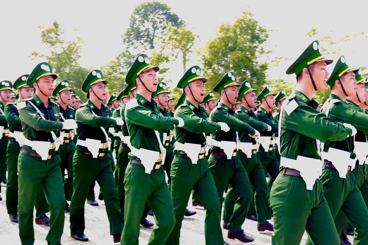 Dù thời tiết nắng gắt nhưng những chiến sĩ của lực lượng Bộ đội Biên phòng vẫn hăng say luyện tập. (Ảnh: PV).