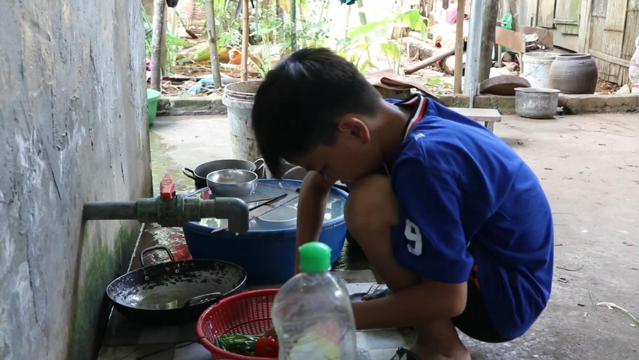  Đăng đi đào măng, Ngọc rửa rau chuẩn bị bữa ăn. Ảnh: Hoàng Phương và cộng sự.