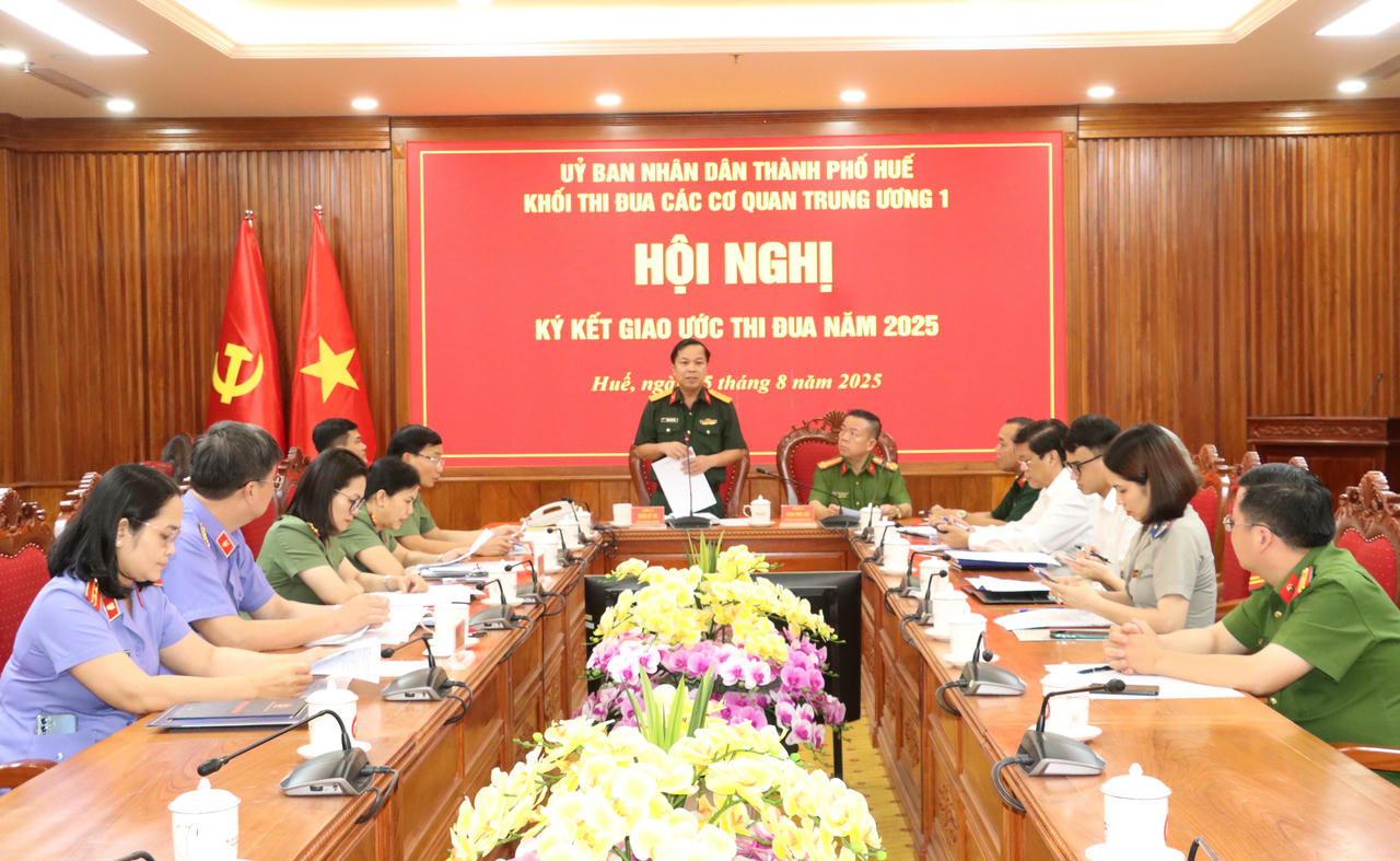 Thượng tá Trương Viết Hải – Chính ủy Bộ CHQS thành phố, Trưởng khối thi đua chủ trì hội nghị ký kết.