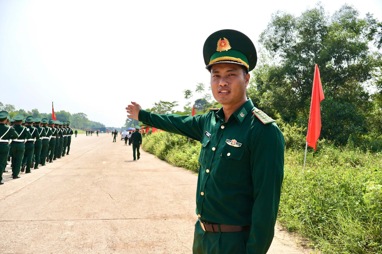Giáo viên huấn luyện khối đi của khối sỹ quan Bộ đội Biên phòng - Đại úy Phan Thanh Nam. (Ảnh: PV).