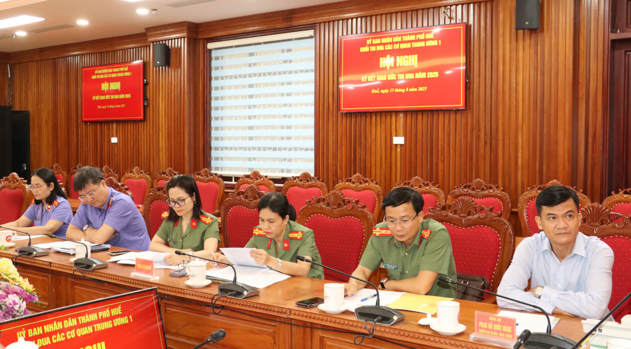 Đại diện lãnh đạo các đơn vị thuộc Khối thi đua tham dự hội nghị.