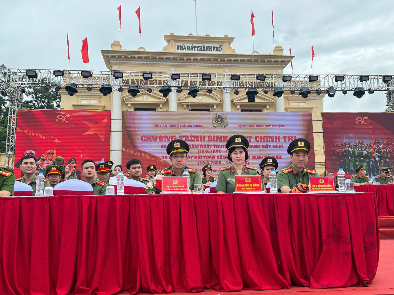 Các đại biểu tham dự chương trình diễu hành tại Quảng trường Nhà hát TP