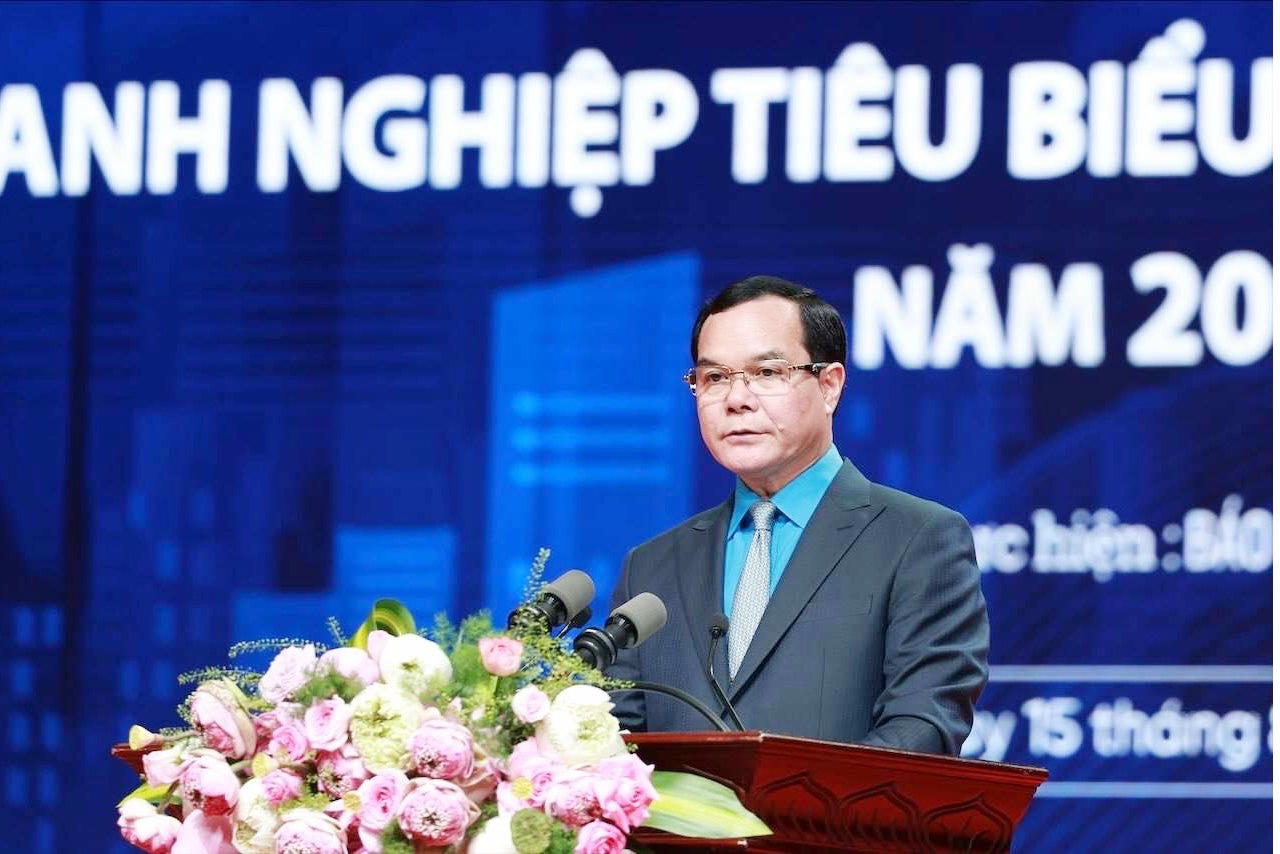 Ông Nguyễn Đình Khang, Chủ tịch Tổng Liên đoàn Lao động Việt Nam, phát biểu khai mạc Lễ vinh danh Doanh nghiệp tiêu biểu vì người lao động 2025. Ảnh: Nguyễn Hải