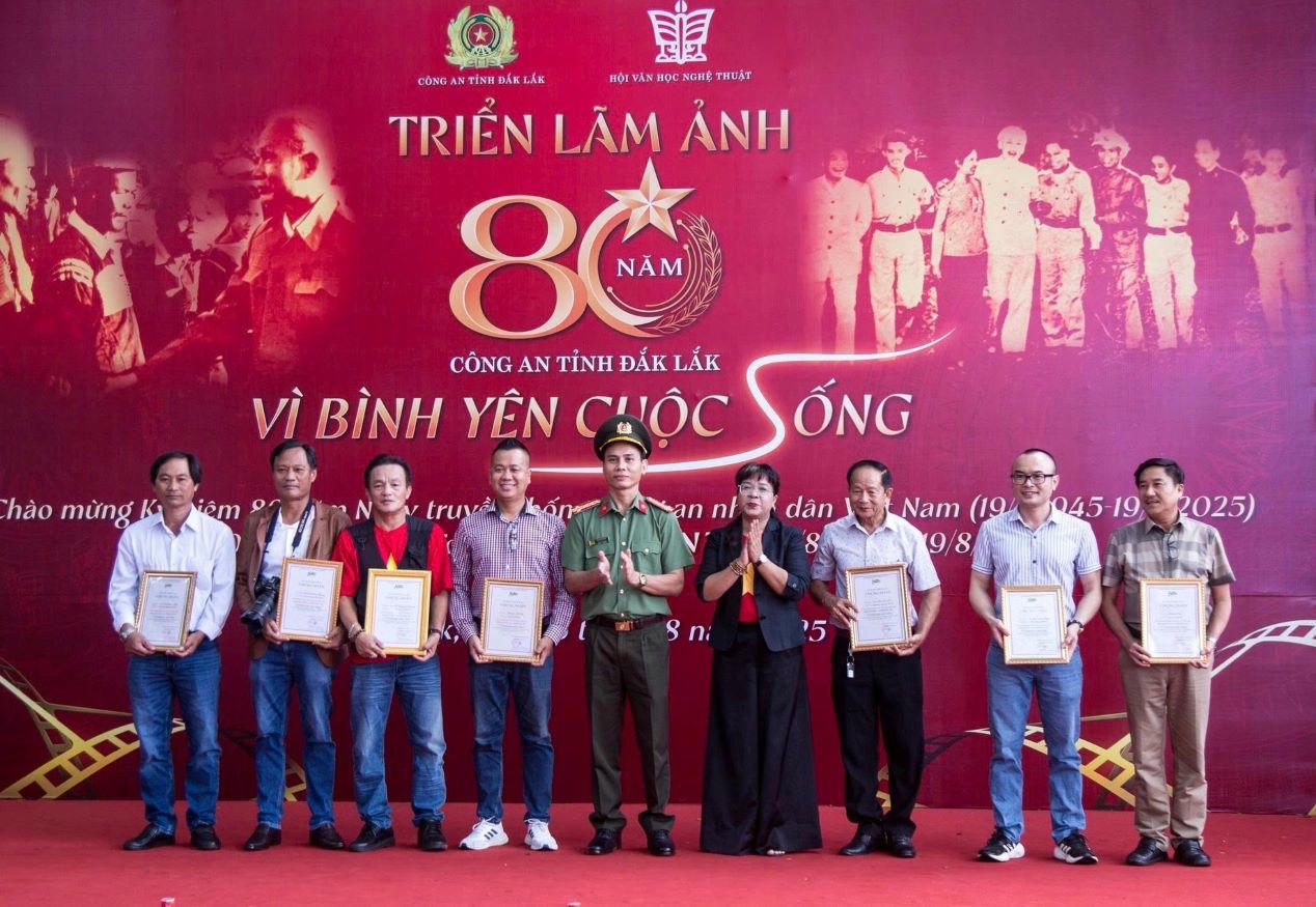 Ban tổ chức trao giải cho các tác giả đạt giải.
