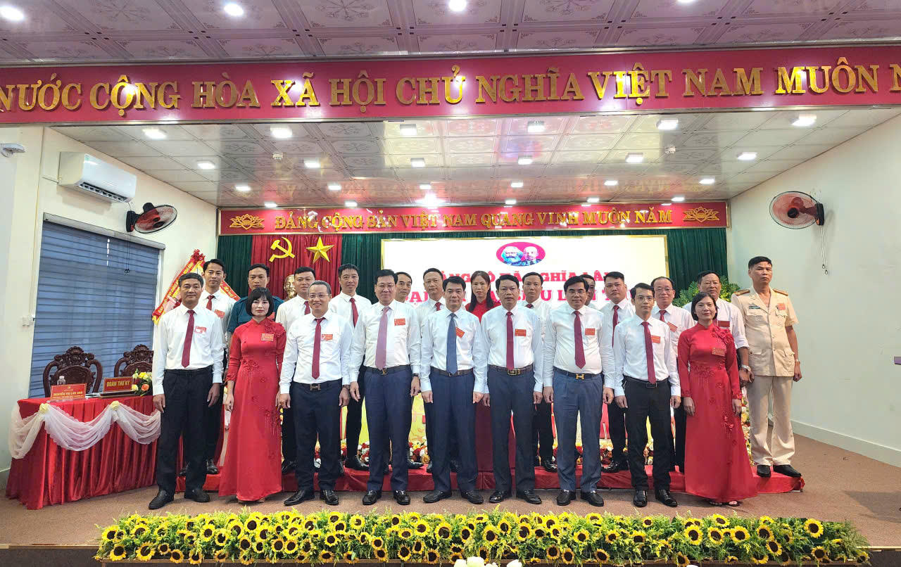 Ông Nguyễn Đức Toàn - Uỷ viên Ban thường vụ Tỉnh uỷ, Trưởng ban Tuyên giáo và Dân vận cùng đại biểu các sở, nghành chúc mừng Đại hội.