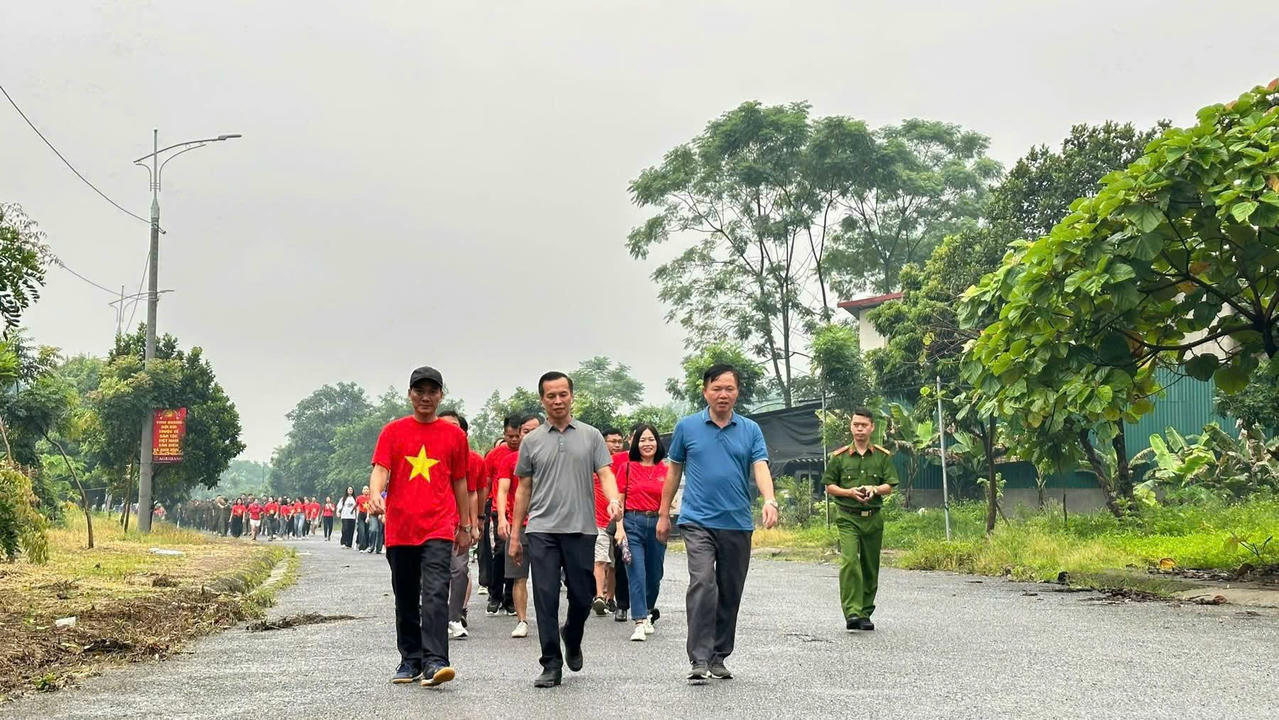 Trong không khí thiêng liêng tại lễ chào cờ, từng ánh mắt, từng lời ca quốc ca ngân vang đều toát lên niềm tự hào, tinh thần trách nhiệm và ý chí sắt son của Đảng bộ, chính quyền và nhân dân xã nhà.