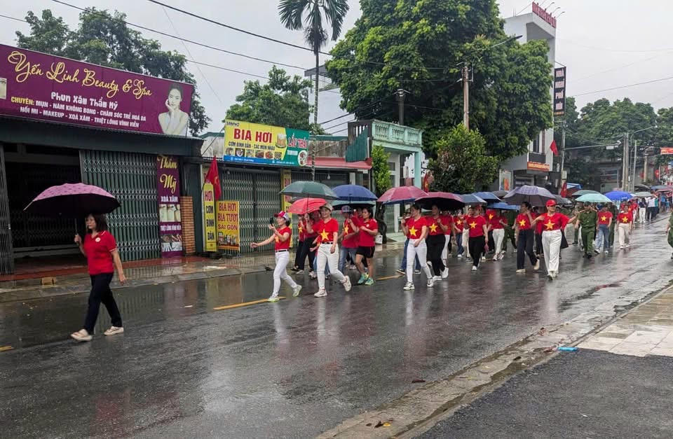 Sự kiện “Cùng Việt Nam tiến bước”, với thông điệp “1 tỷ bước chân tiến vào kỷ nguyên mới”, do Báo Nhân Dân phối hợp Bộ Công an tổ chức. Đây cũng là một trong những hoạt động thiết thực thể hiện tinh thần yêu nước, góp phần chung tay cùng cả nước giảm khí thải carbon cho môi trường. 