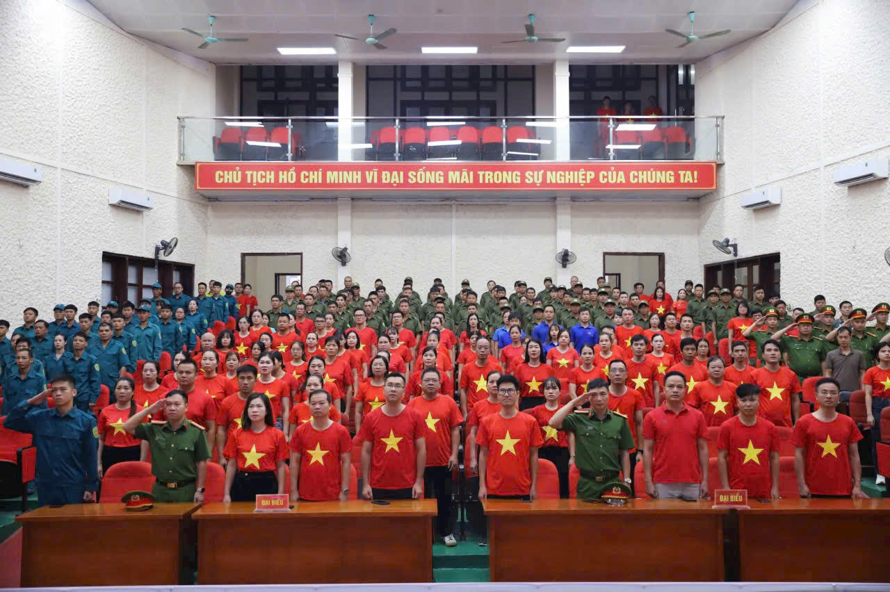 Ngay sau nghi thức chào cờ và phát động từ Thủ đô Hà Nội, lãnh đạo tỉnh Quảng Ninh, các sở, ban, ngành, địa phương cùng xuống đường hòa cùng người dân đi bộ trên các cung đường.