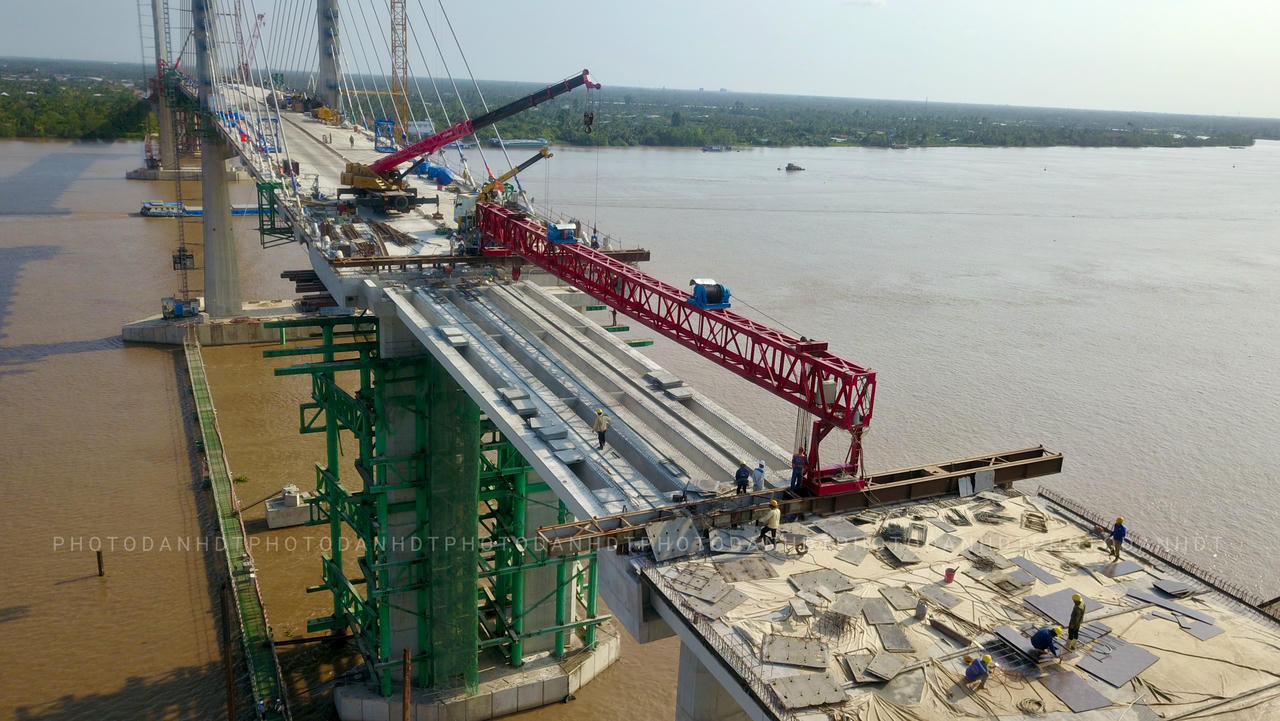 Lao gác dầm super T kết nối nhịp chính dây văng với dầu dẫn. Ảnh: NguyendanhĐT