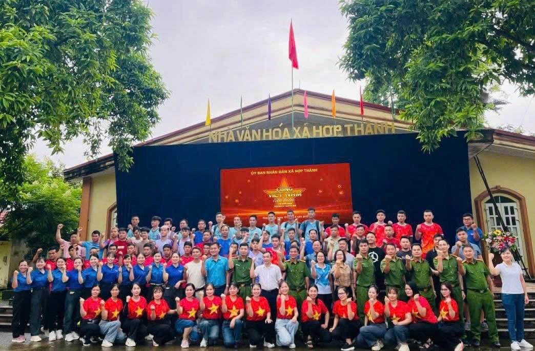 Tại xã Hợp Thành: “Cùng Việt Nam tiến bước - 1 tỷ bước chân tiến vào kỷ nguyên mới”.