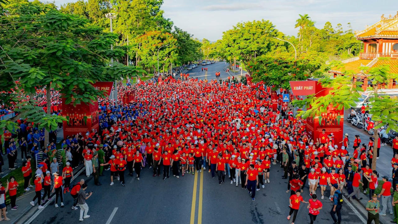 Hàng nghìn người dân TP Huế tham gia đi bộ “Cùng Việt Nam tiến bước”