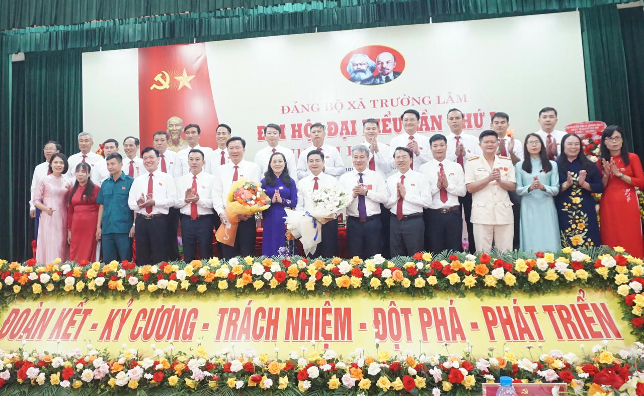 Lãnh đạo tỉnh Thanh Hóa tặng hoa chúc mừng Đại hội đại biểu Đảng bộ xã Trường Lâm. (Ảnh: P. Dương)