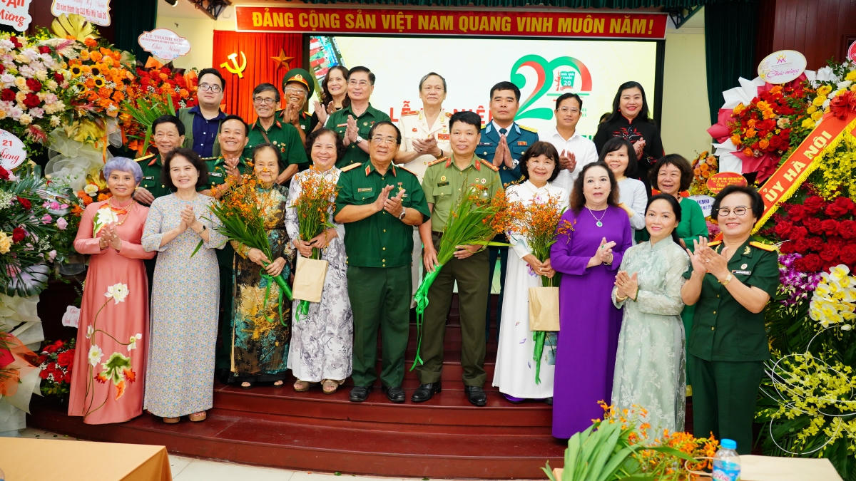 Tri ân các thành viên Sáng lập và những người đồng hành với Câu lạc bộ Mãi mãi tuổi 20. (Ảnh: BTC)