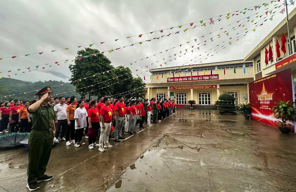 Tại xã Trịnh Tường: Huy động hơn 300 người đi bộ hưởng ứng sự kiện “Cùng Việt Nam tiến bước”