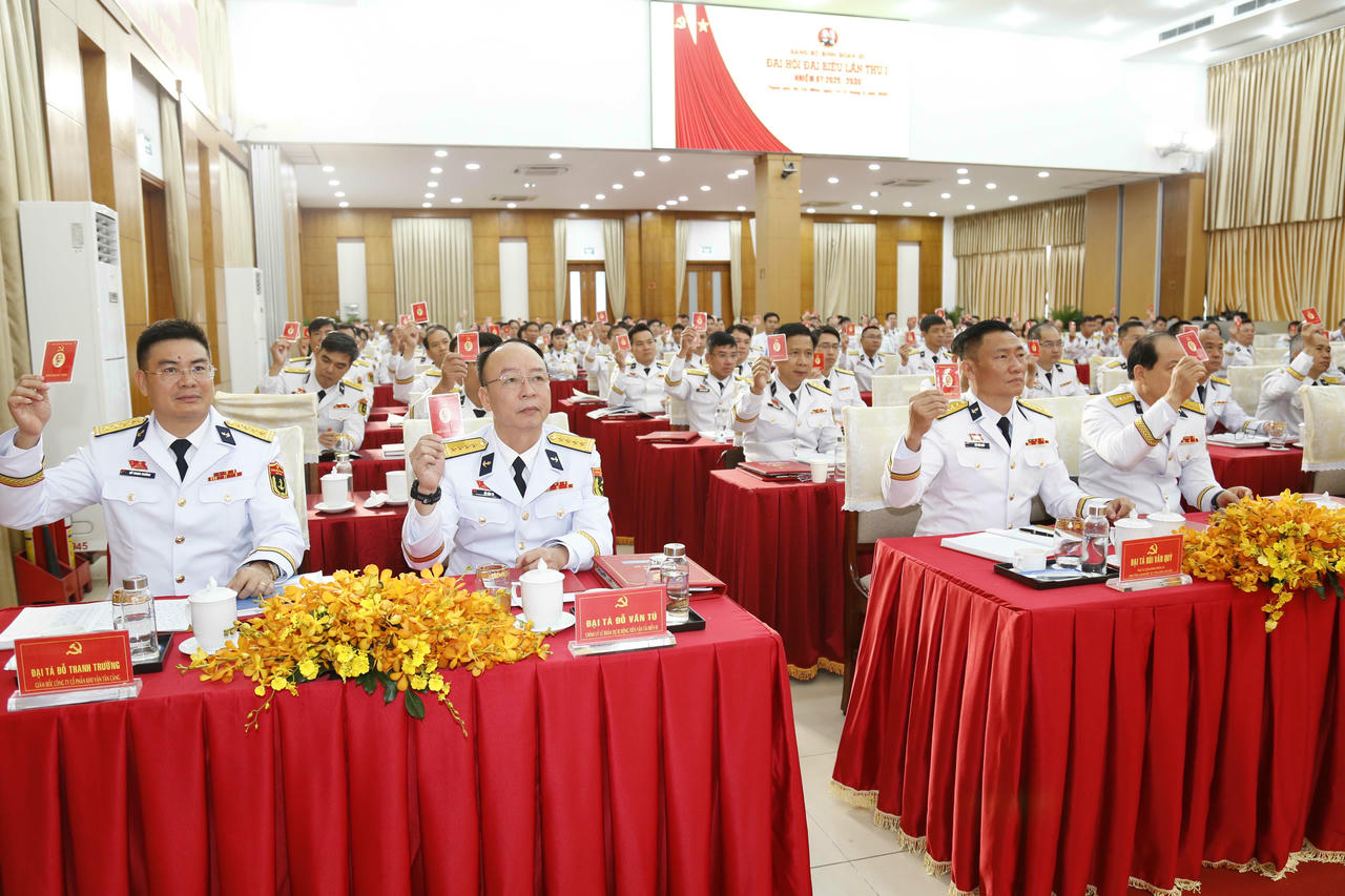 Biểu quyết thông qua Nghị quyết đại hội