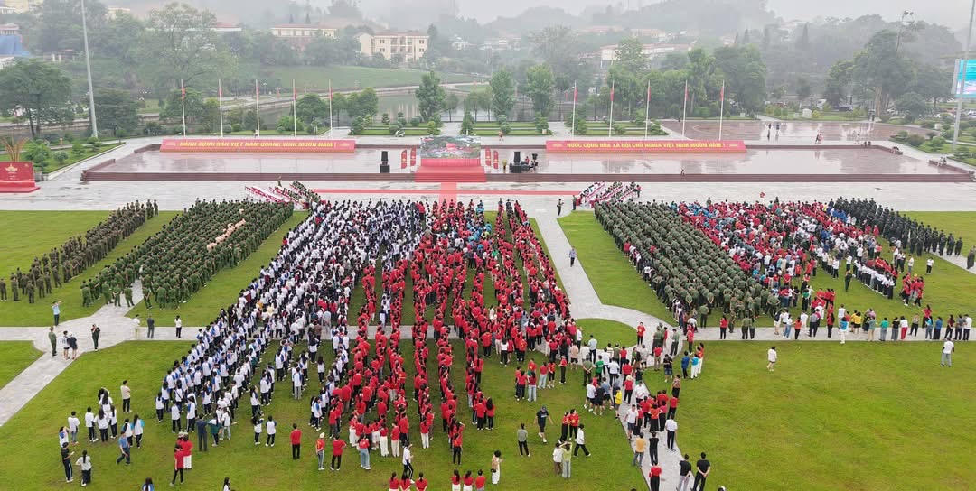 Tại Quảng trường 19/8 (phường Yên Bái), UBND tỉnh Lào Cai phối hợp Công an tỉnh và Văn phòng đại diện Báo Nhân Dân tổ chức Chương trình đi bộ hưởng ứng hoạt động “Cùng Việt Nam tiến bước”. 