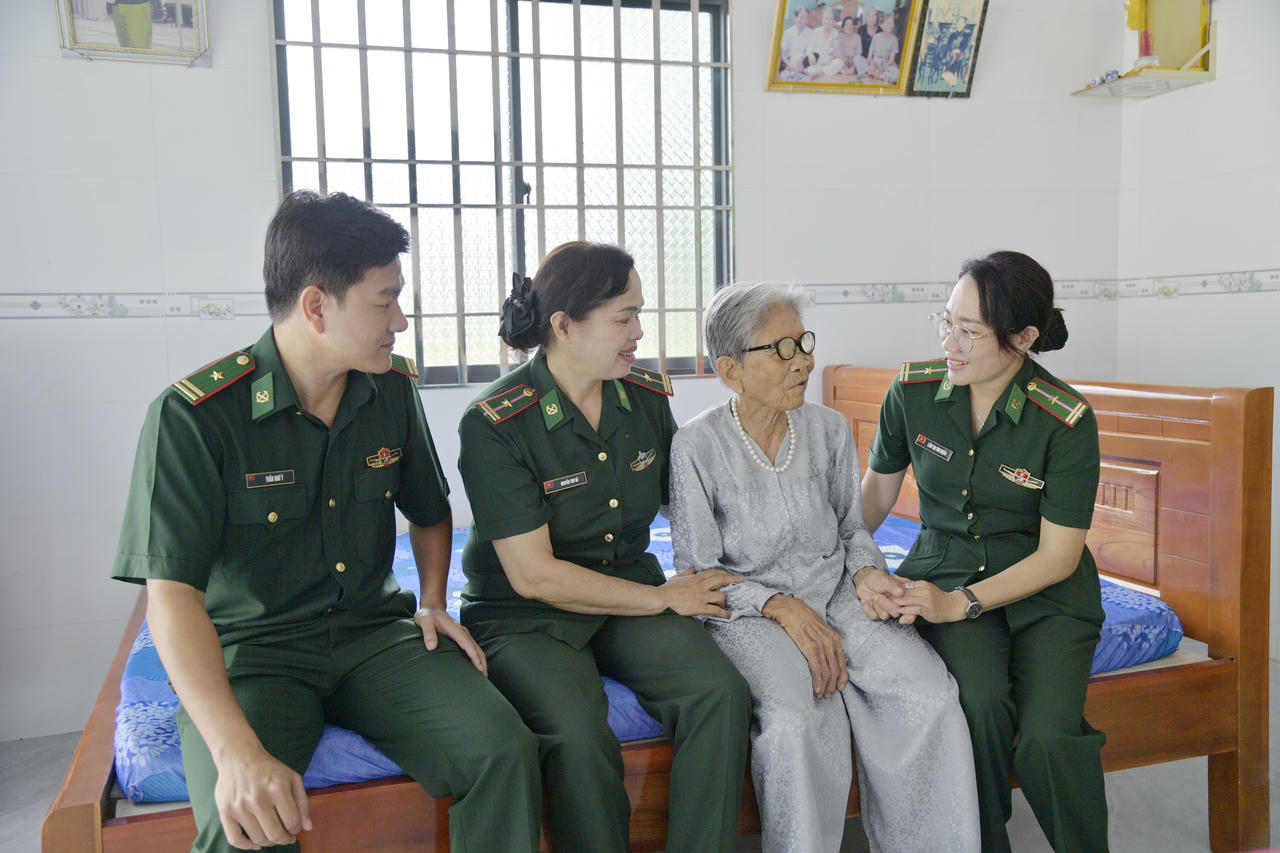 Đoàn công tác Hội Phụ nữ BĐBP tỉnh ân cần thăm hỏi Mẹ Thi. (Ảnh: Tuấn Kiệt).