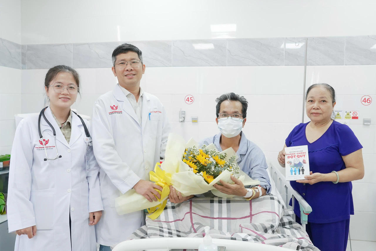BS.CKII Nguyễn Mạnh Cường tặng hoa chúc mừng nạn nhân xuất viện