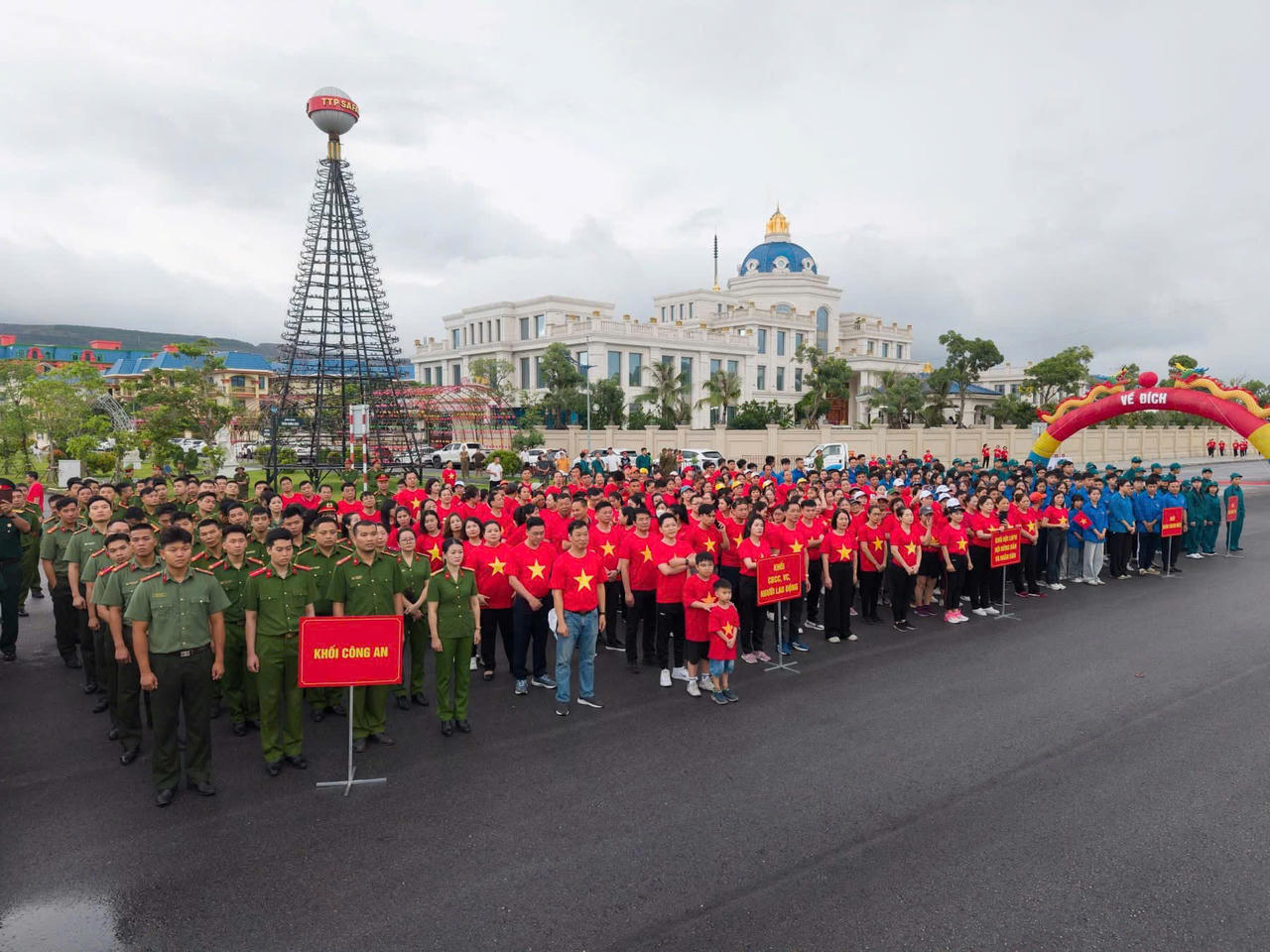 Đông đảo Nhân dân và lực lượng vũ trang tham gia sự kiện tại các địa phương trong tỉnh Quảng Ninh.