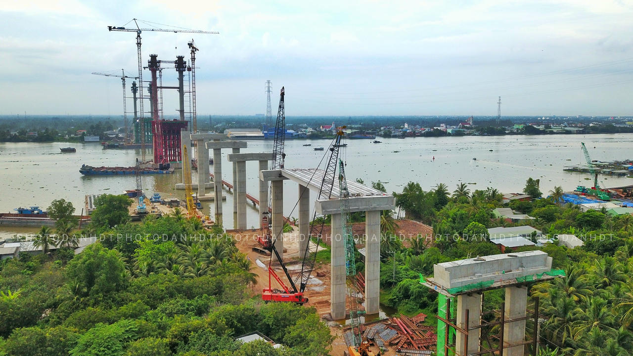 Lao gác dầm super T phần cầu dẫn. Ảnh: NguyendanhĐT
