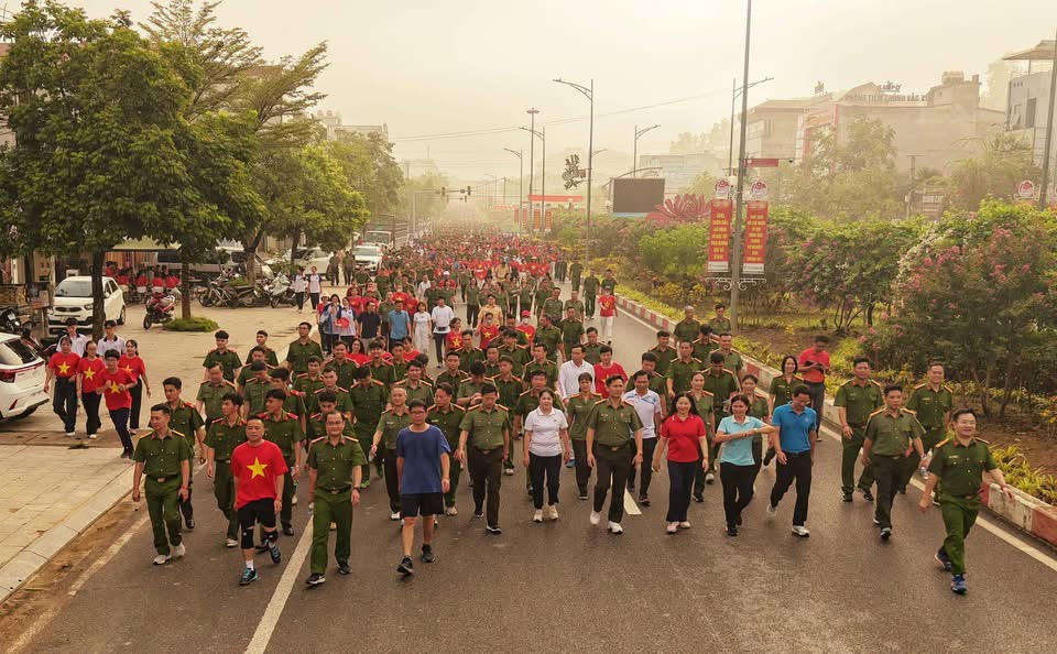 Trên địa bàn tỉnh Lào Cai, ngoài điểm chính tại Quảng trường 19/8, tại 95 xã, phường cũng diễn ra hoạt động hưởng ứng Chương trình “Cùng Việt Nam tiến bước”. 