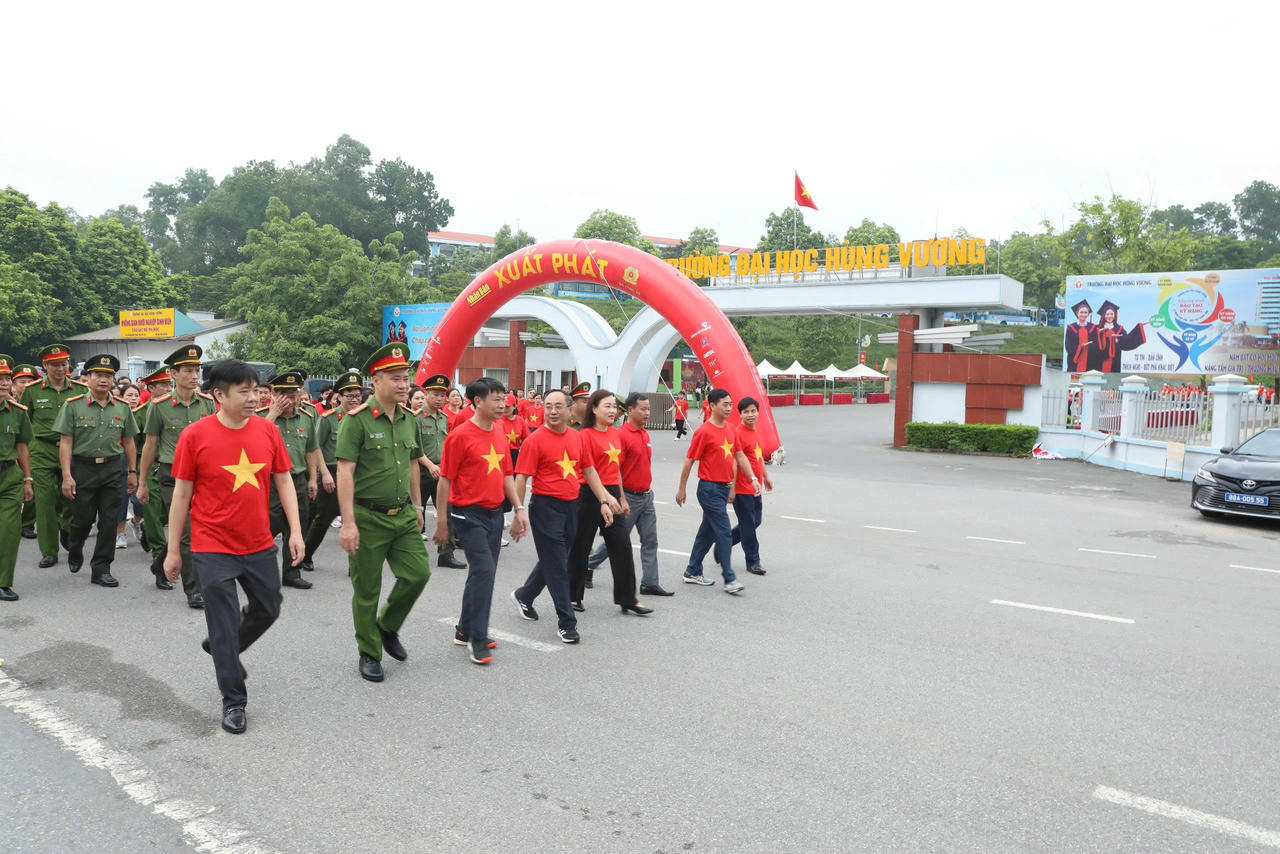 Các đại biểu cùng đông đảo cán bộ, chiến sĩ, học sinh, sinh viên và Nhân dân đã tham gia hưởng ứng sự kiện.