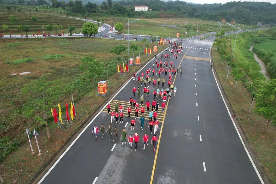 Tại xã Văn Bàn: Gần 500 người tham gia chương trình “Cùng Việt Nam tiến bước”