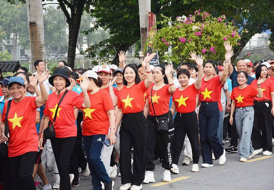 Chương trình mở đầu bằng nghi thức tiếp sóng Lễ thượng cờ Quốc gia từ Quảng trường Ba Đình, chào cờ, hát Quốc ca và phát biểu phát động. Tiếp đó, các đại biểu và nhân dân đi bộ bắt đầu từ Quảng trường 19/8, đoàn đi trên trục Nguyễn Tất Thành - Nguyễn Quang Bích - Lương Yên và quay trở điểm xuất phát.  