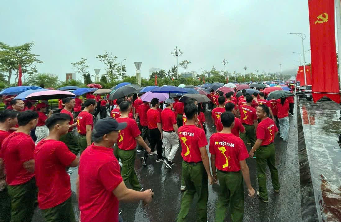 Đúng 6 giờ 30 phút, sau hiệu lệnh đếm ngược, toàn thể đại biểu và các tầng lớp nhân dân tham gia sự kiện ở Quảng trường Nhân dân và các xã, phường đồng loạt xuất phát đi bộ với thông điệp "Một tỷ bước chân tiến vào kỷ nguyên mới - Hành động biểu trưng cho sự đoàn kết, đồng lòng hướng tới tương lai xanh, sạch, bền vững”.