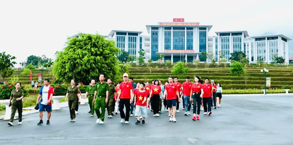 Sau hiệu lệnh phát động, hàng trăm bước chân đã đồng loạt xuất phát, đi bộ với cự ly 2 km qua các tuyến đường trung tâm xã.