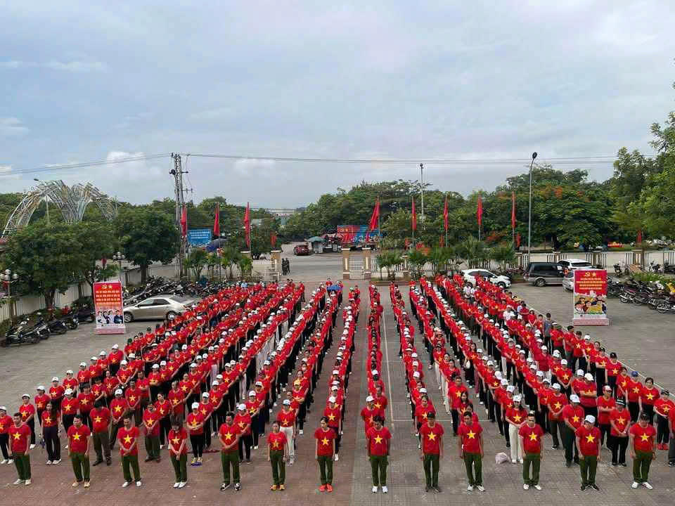 Đông đảo cán bộ, chiến sĩ và Nhân dân phường Ba Đồn, tỉnh Quảng Trị tham gia chương trình đi bộ toàn quốc “Cùng Việt Nam tiến bước".