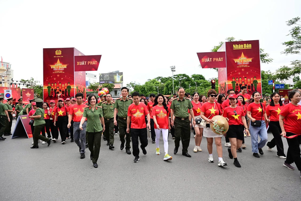 Người dân thành phố Cảng hào hứng tham gia đi bộ "Cùng Việt Nam tiến bước"